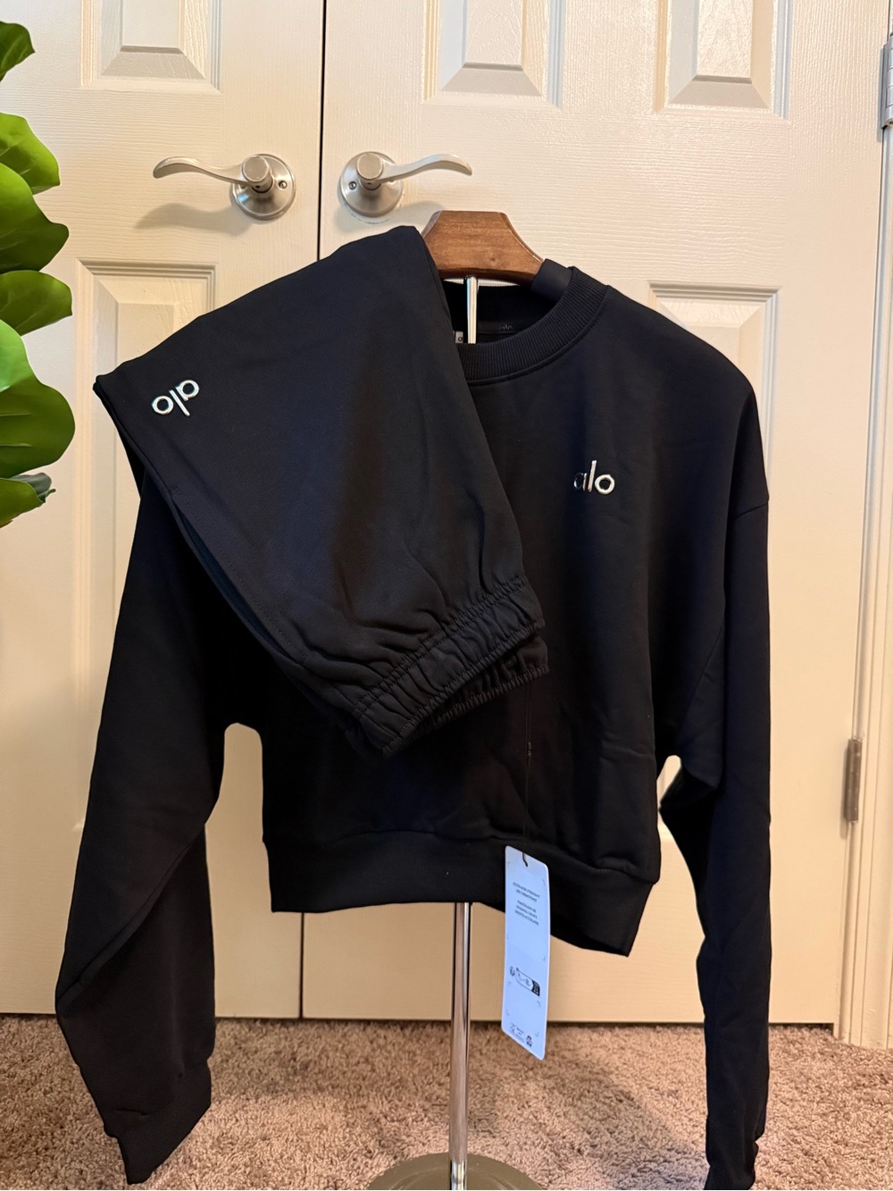 ALO Yoga Accolade Cropped Crewneck and Straight Leg Pants Set in Black SML